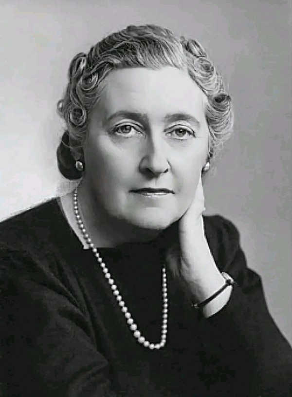 من هي السّيدة أجاثا كريستي ويكيبيديا السيرة الذاتية أجاثا كريستي Agatha Christie